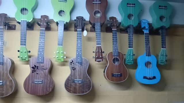 Ukeleles exhibidos en una publicación de @pitagorasmusica.