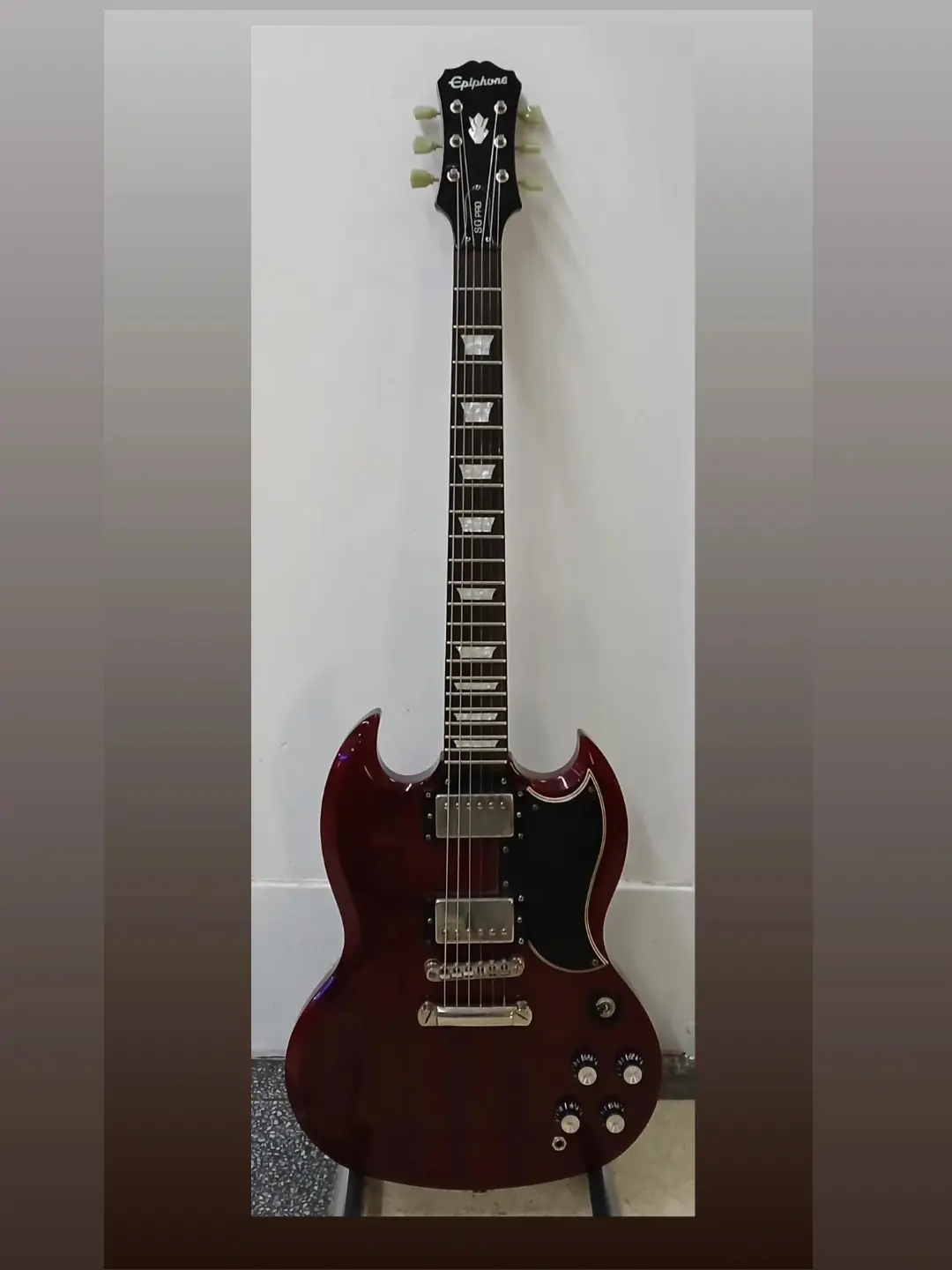 Fotografía de una guitarra Epiphone SG publicada por @pitagorasmusica; imagen ilustrativa.